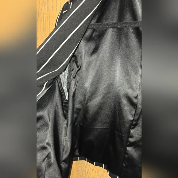 Torrid Cropped 3/4 Sleeve Blazer - Picture 4 of 7